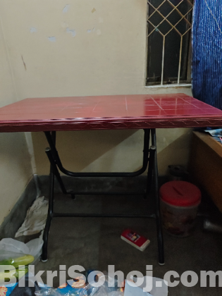 PLASTIC TABLE